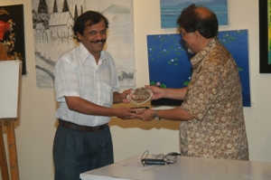 Shri. Suhas Bahulkar felicitate Artist Satish Ghatpande at Artfest 09, Indiaart Gallery